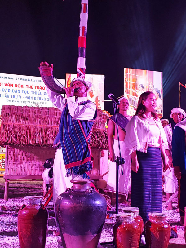 Già làng thổi tù và báo hiệu ngày hội.
