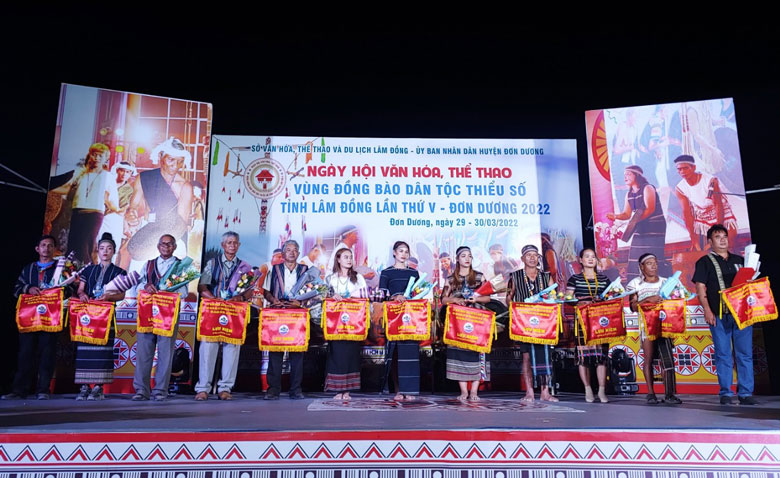 Tôn vinh 12 đoàn nghệ nhân.
