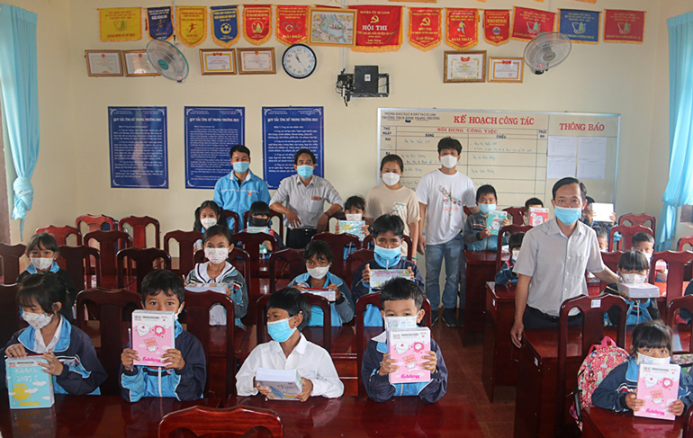 Di Linh: Tặng quà cho học sinh có hoàn cảnh khó khăn