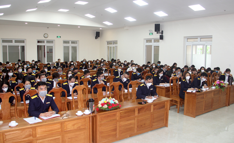 Các cán bộ, đảng viên, công chức Cục thuế tỉnh tham gia học tập, quán triệt các nội dung kết luận hội nghị Trung ương 4 khóa XIII và chuyên đề học tập làm theo tư tưởng, đạo đức, phong cách Hồ Chí Minh năm 2022