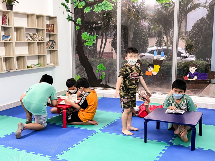 Các cháu thiếu nhi đọc sách tại nhà đọc sách do Đoàn Thanh niên Công ty Thủy điện Đồng Nai xây dựng