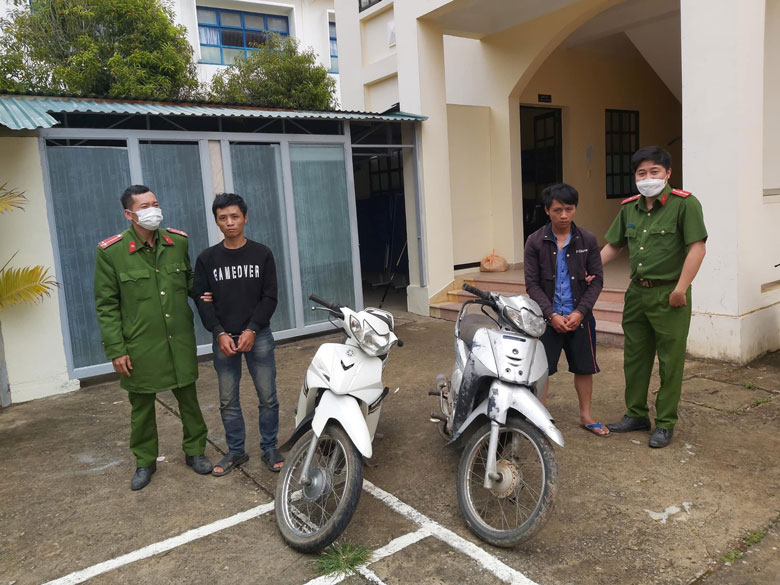 Tạm giữ hình sự 2 đối tượng trộm cắp xe máy