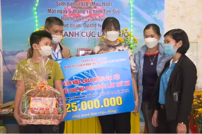 Ấm áp tình thương mẹ đỡ đầu
