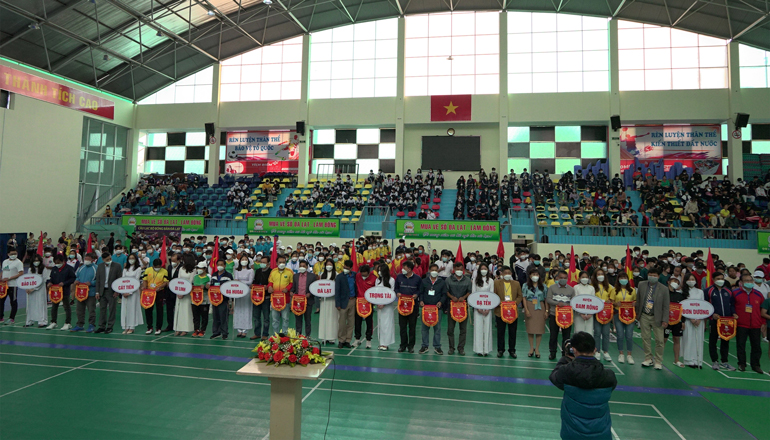 Trao cờ lưu niệm cho các đoàn