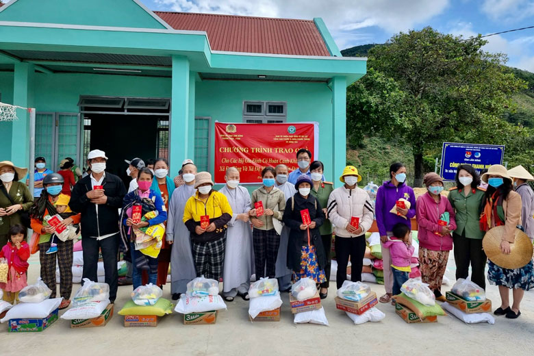 Công an tỉnh trao tặng 500 phần quà và hỗ trợ xây dựng 4 nhà tình thương