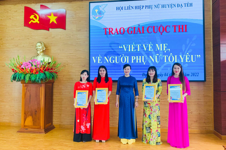 Đạ Tẻh: Trao 10 giải Cuộc thi Viết về mẹ, về người phụ nữ tôi yêu