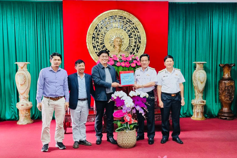 Hiệp hội Hoa Đà Lạt tặng 2 nhà kính cho Vùng 4 Hải quân