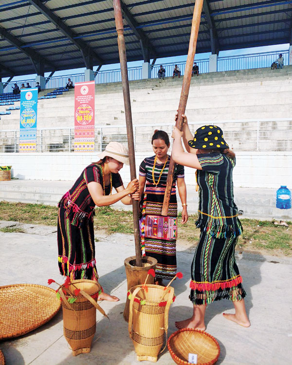 Cuộc thi giã gạo phô diễn sự nhanh nhẹn, đảm đang của các mẹ, các chị. Ảnh: Q.Uyển