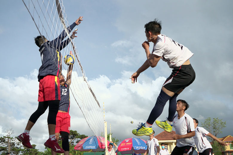 Tranh chấp bóng trên lưới của môn bóng chuyền khối cán bộ, giáo viên THPT