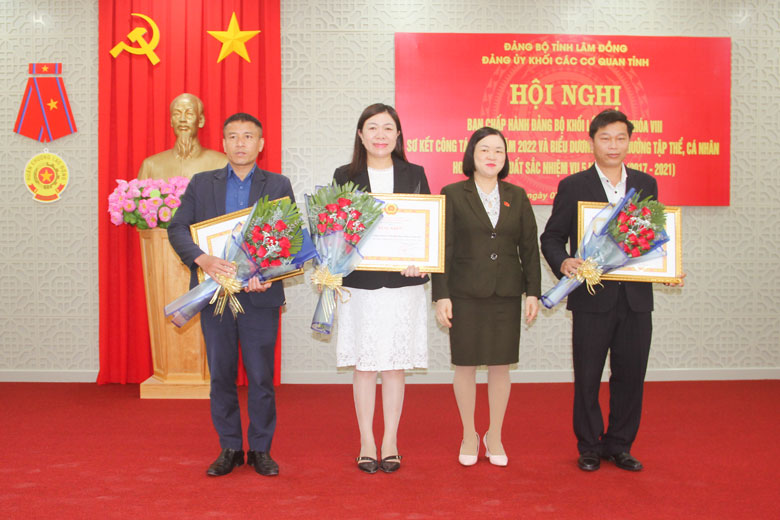 Trao bằng khen của Ban Thường vụ cho các tập thể