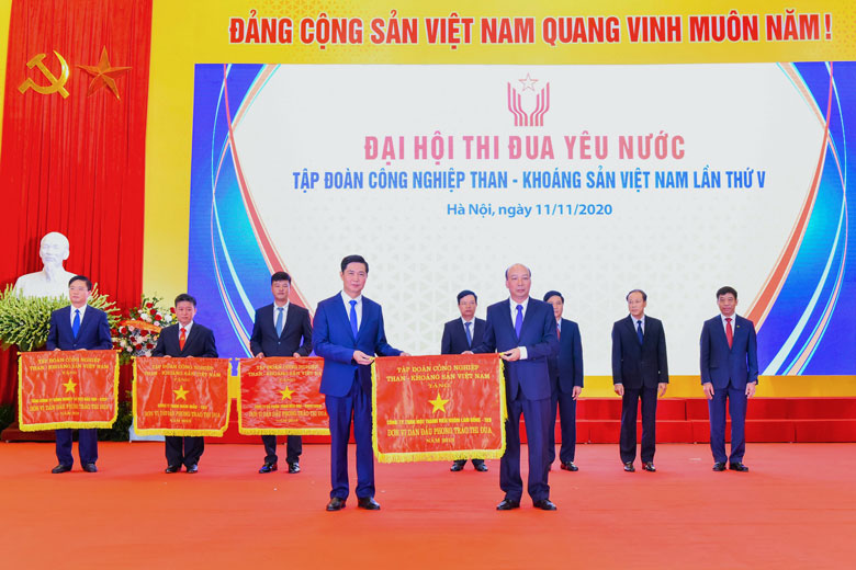 Nhôm Lâm Đồng vượt ''bão'' đi lên