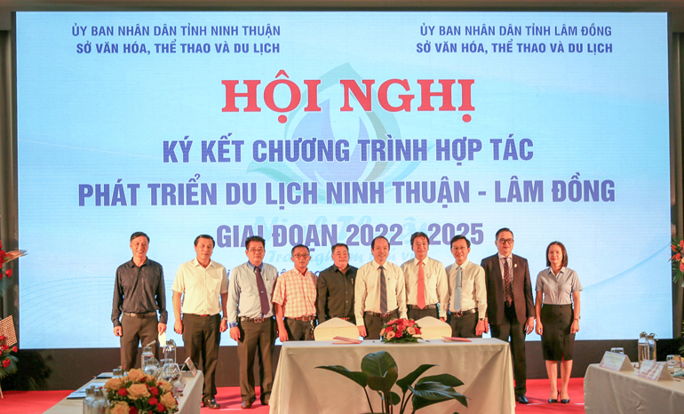 Lãnh đạo Sở Văn hóa Thể thao và Du lịch hai tỉnh ký kết chương trình hợp tác phát triển du lịch giai đoạn 2022 - 2025