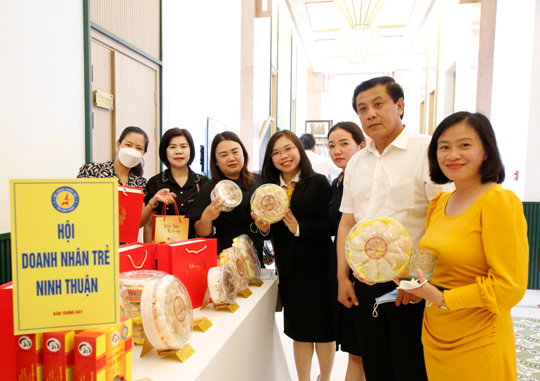 Các đại biểu Lâm Đồng thích thú tìm hiểu sản phẩm khác biệt của Ninh Thuận