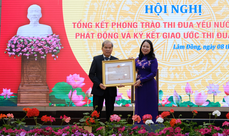 Trao Huân chương Độc lập hạng nhì cho đồng chí Nguyễn Xuân Tiến – Nguyên Ủy viên Ban Chấp hành Trung ương Đảng, nguyên Bí Thư Tỉnh uỷ Lâm Đồng