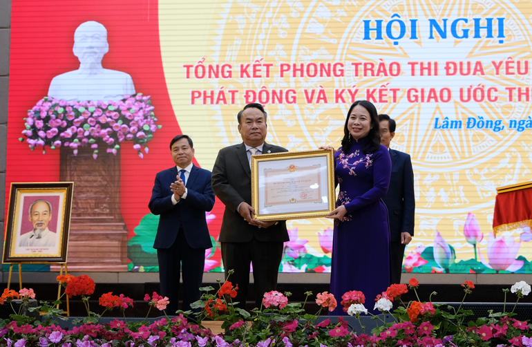 Trao Huân chương Bảo vệ Tổ quốc hạng nhì cho ông Dương Công Hiệp - Nguyên Ủy viên Ban Thường vụ Tỉnh ủy, nguyên Chủ nhiệm Ủy ban Kiểm tra Tỉnh ủy Lâm Đồng