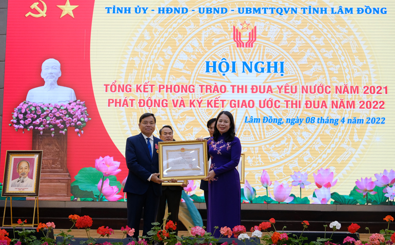 Trao Huân chương Lao động hạng ba cho ông Nguyễn Văn Triệu - Ủy viên Ban Thường vụ Tỉnh ủy, Bí thư Thành uỷ Bảo Lộc