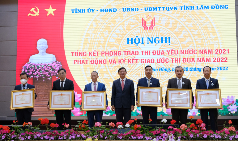 Trao bằng khen của Thủ tướng Chính phủ cho các tập thể có thành tích xuất sắc trong công tác bầu cử ĐBQH khoá XV và đại biểu HĐND dân các cấp nhiệm kỳ 2021 - 2026