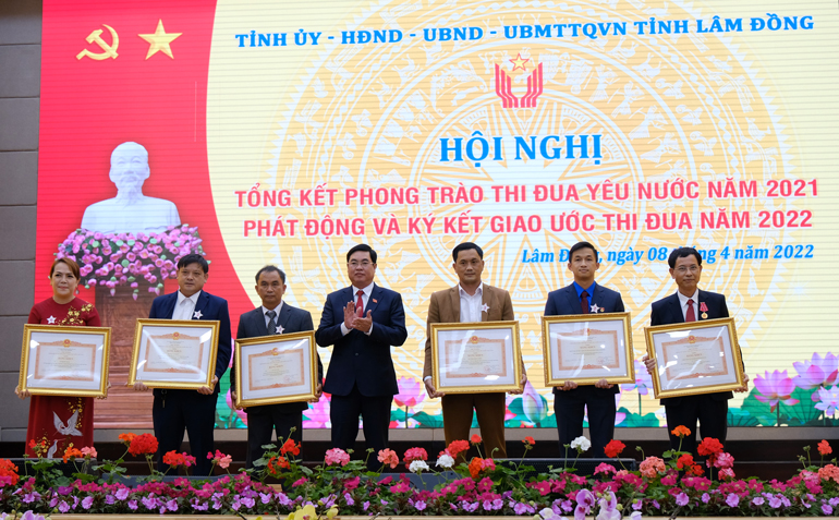 Trao bằng khen của Thủ tướng Chính phủ cho các tập thể có nhiều thành tích trong công tác phòng chống dịch Covid-19 trên địa bàn tỉnh Lâm Đồng
