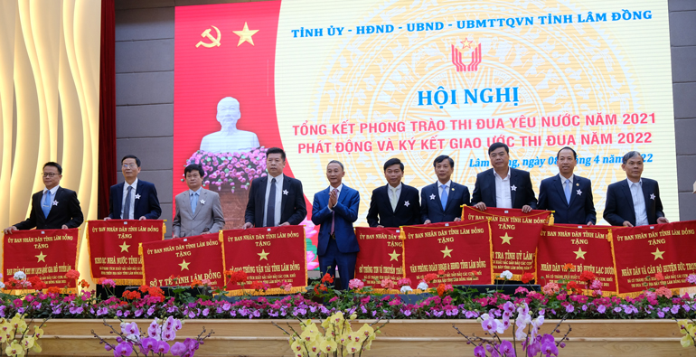 Các tập thể nhận cờ thi đua của UBND tỉnh cho các đơn vị dẫn đầu cụm, khối thi đua