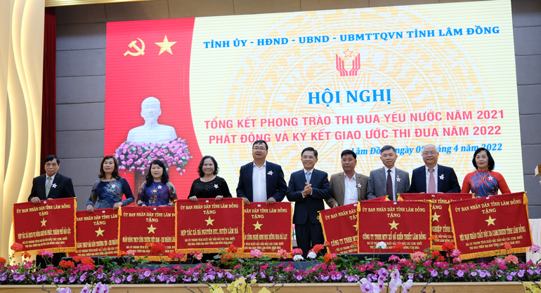 Các tập thể nhận cờ thi đua của UBND tỉnh cho các đơn vị dẫn đầu cụm, khối thi đua