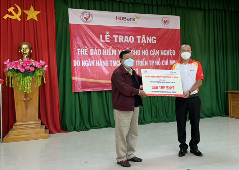 Trao tặng 350 thẻ bảo hiểm y tế cho các gia đình có hoàn cảnh khó khăn