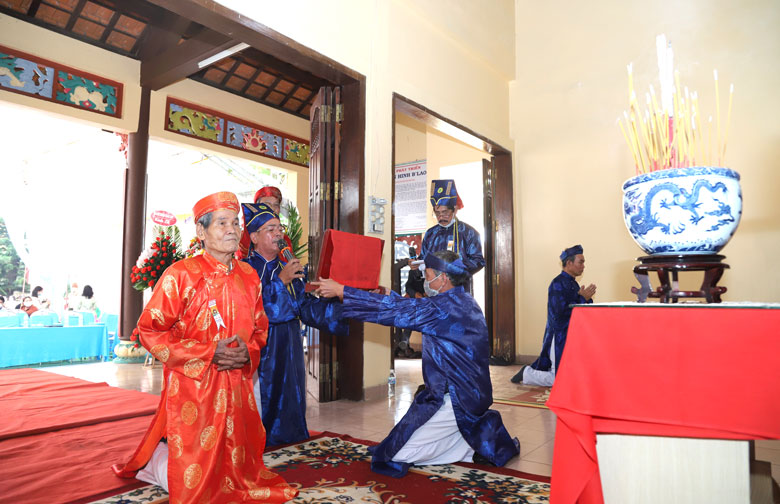 Đọc sớ dâng lễ tế Quốc tổ Hùng Vương và các vị tiên hiền có công khai quốc dựng nước và giữ nước