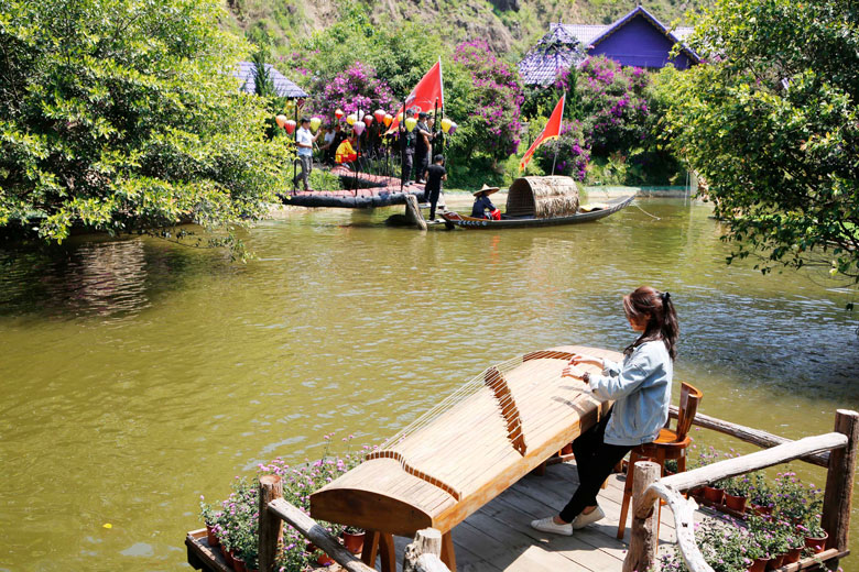Bên dòng suối Ma lại có những khung cảnh vô cùng lãng mạn như cầu tình yêu, bến nhạc hay túp lều hoa... 