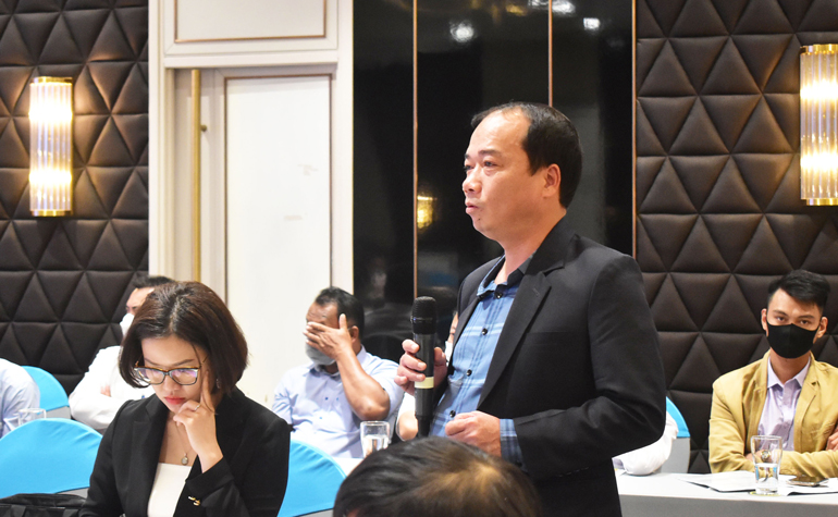 Đại biểu phát biểu, góp ý tại cuộc họp