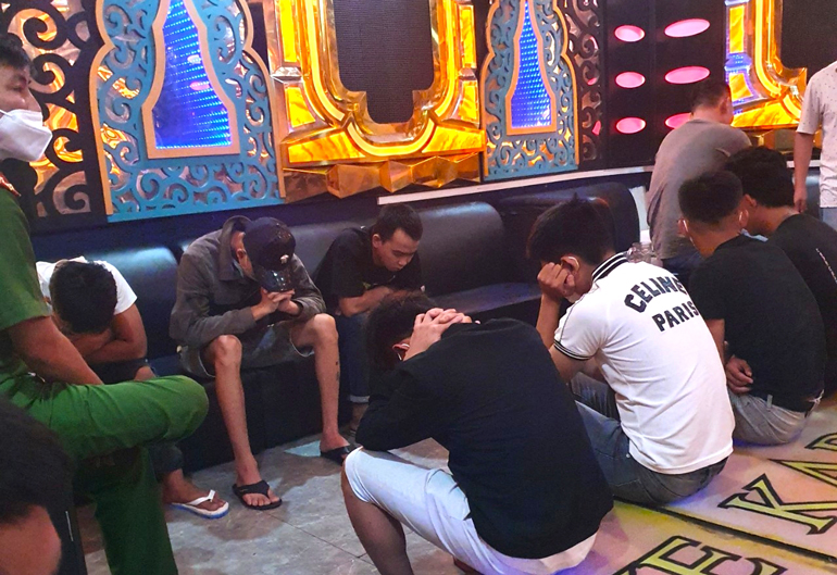 Đạ Huoai: Đột kích quán karaoke, bắt quả tang 10 thanh niên đang sử dụng ma túy