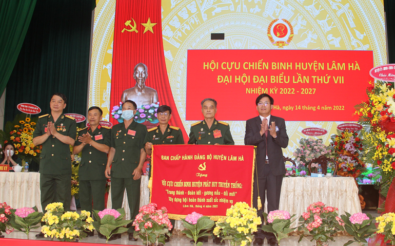 Lãnh đạo huyện Lâm Hà tặng bức trướng chúc mừng Đại hội