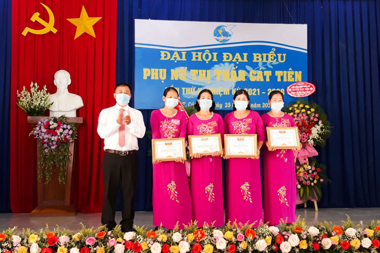 Chú trọng phát triển Đảng trong hội viên phụ nữ