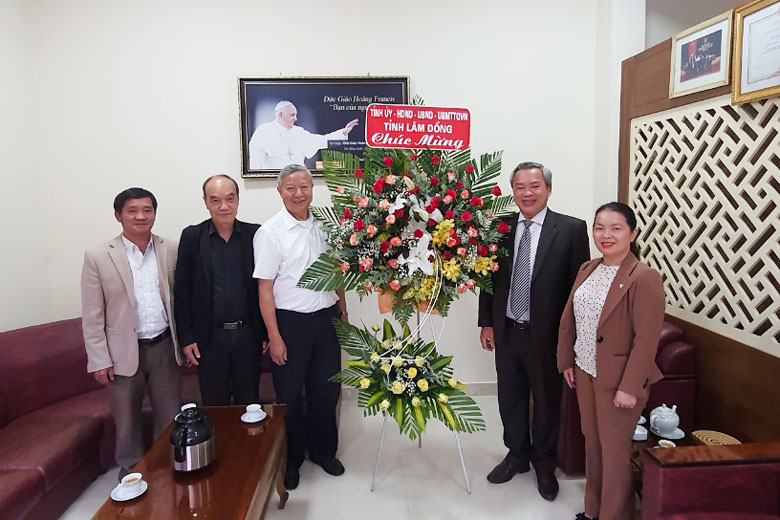 Đoàn thăm chúc mừng Ủy ban Đoàn kết công giáo tỉnh