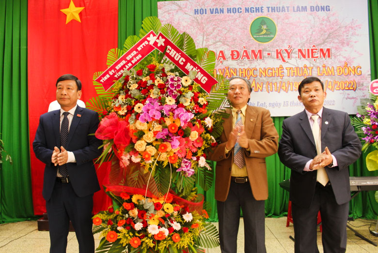 Tỉnh ủy, HĐND, UBND, Ủy ban MTTQ tỉnh tặng lẵng hoa chúc mừng