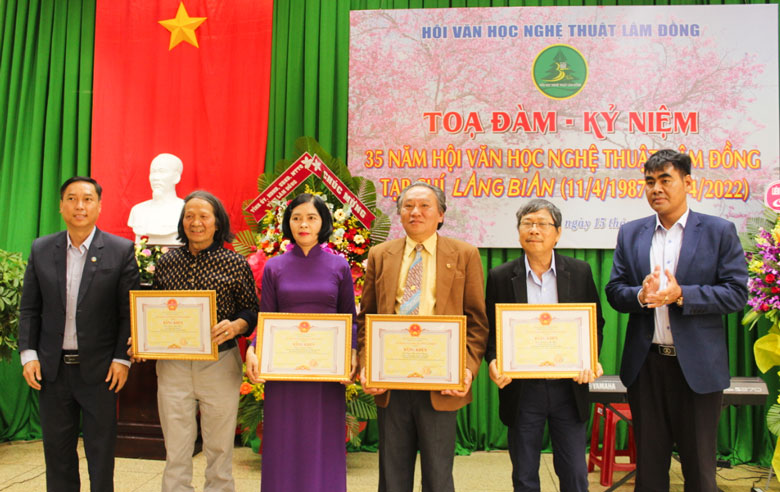 Trao tặng bằng khen của UBND tỉnh cho cá nhân xuất sắc