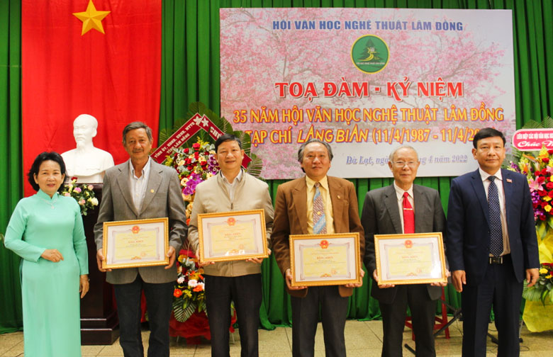 Trao tặng bằng khen của UBND tỉnh cho tập thể xuất sắc
