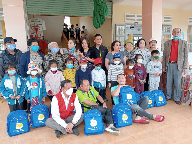 Lạc Dương: Tặng 420 suất quà cho học sinh và bà con vùng dân tộc thiểu số