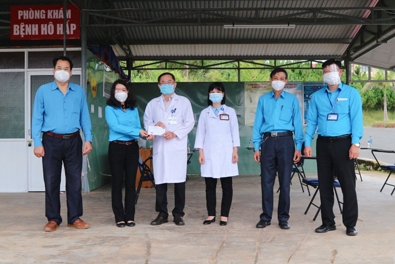 CĐVC tỉnh phối hợp với các công đoàn ngành thăm và tặng quà cho tuyến đầu chống dịch COVID-19