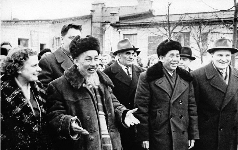 Chủ tịch Hồ Chí Minh cùng Bí thư thứ nhất Lê Duẩn dự Đại hội lần thứ XXII của Đảng Cộng sản Liên Xô, năm 1961.