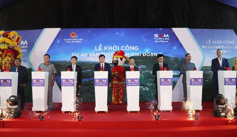 Lãnh đạo tỉnh Lâm Đồng và đại diện doanh nghiệp bấm nút khởi công Dự án SAM Tuyền Lâm giai đoạn 2