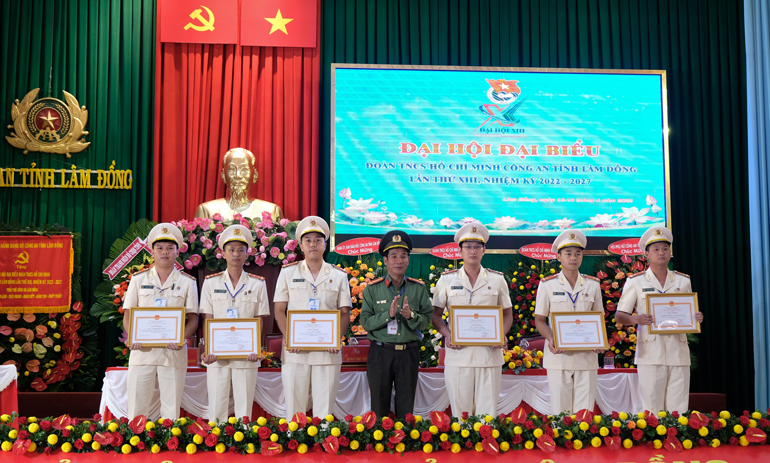 Tặng giấy khen của Ban Giám đốc Công an tỉnh cho các tập thể và cá nhân có thành tích xuất sắc trong công tác đoàn và phong trào thanh niên nhiệm kỳ 2017 – 2022