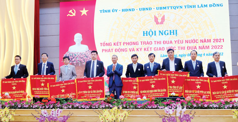 Những đóa hoa đẹp trong vườn thi đua