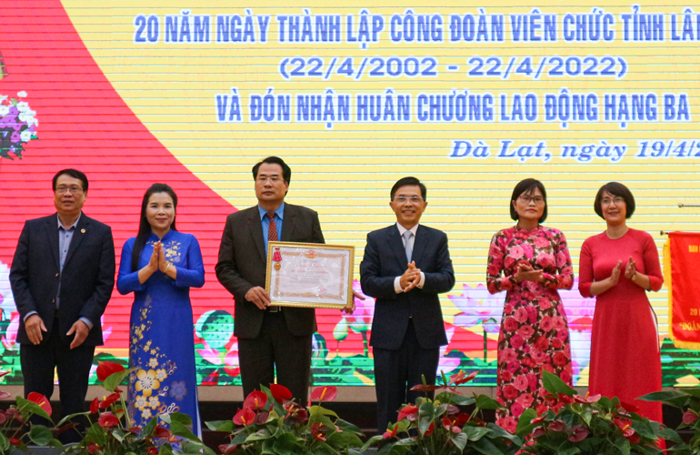 Công đoàn Viên chức Lâm Đồng kỷ niệm 20 năm thành lập và đón nhận Huân chương Lao động hạng Ba