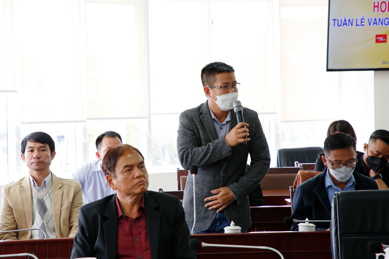 Các phóng viên đặt câu hỏi tại buổi họp báo