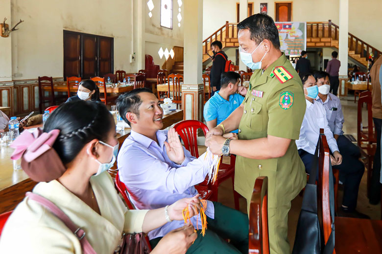 Chỉ được buộc vào cổ tay mong mọi điều may mắn đến với người được buộc chỉ