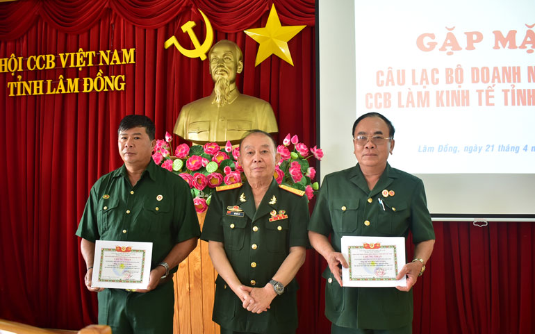 Trao quyết định công nhận danh hiệu “Hội viên sản xuất, kinh doanh giỏi năm 2021