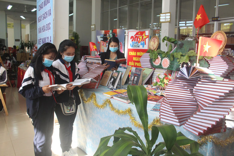 Thư viện huyện Đức Trọng tổ chức trưng bày sách thu hút đông đảo bạn đọc tham gia