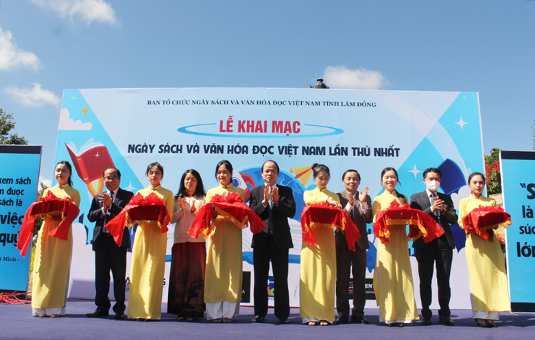 Sách là người thầy dạy cách sống làm người