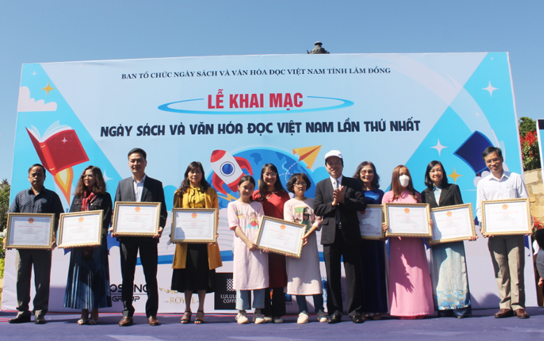 Khen thưởng các cá nhân, tổ chức có nhiều đóng góp vì sự phát triển Văn hóa đọc
