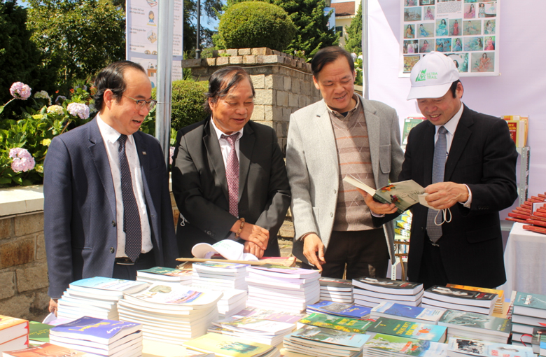 Đại biểu tham quan không gian trưng bày sách