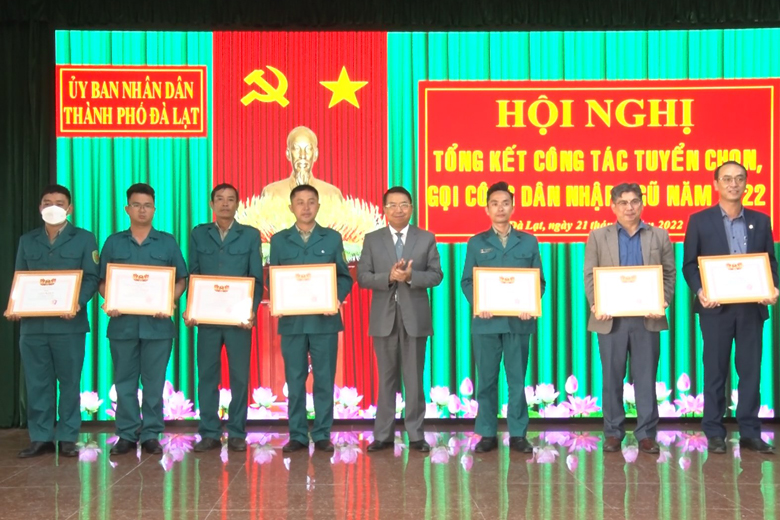 Đồng chí Tôn Thiện San - Chủ tịch UBND thành phố, Chủ tịch Hội đồng NVQS TP. Đà Lạt khen thưởng, biểu dương các tập thể, cá nhân thực hiện xuất sắc nhiệm vụ tuyển chọn công dân nhập ngũ năm 2022